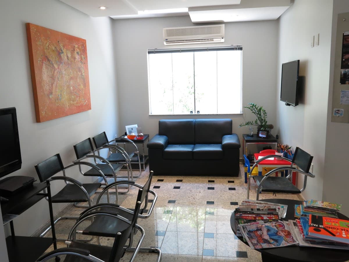 Recepção bem iluminada e organizada.