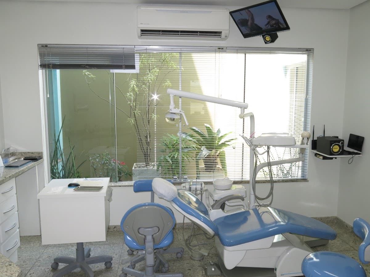 Paciente sorrindo após tratamento dental