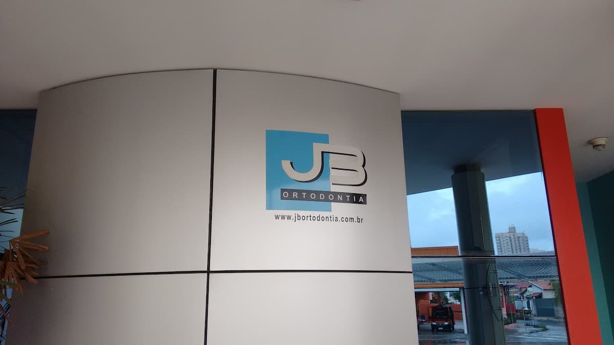 Imagem do logo da clínica na fachada.