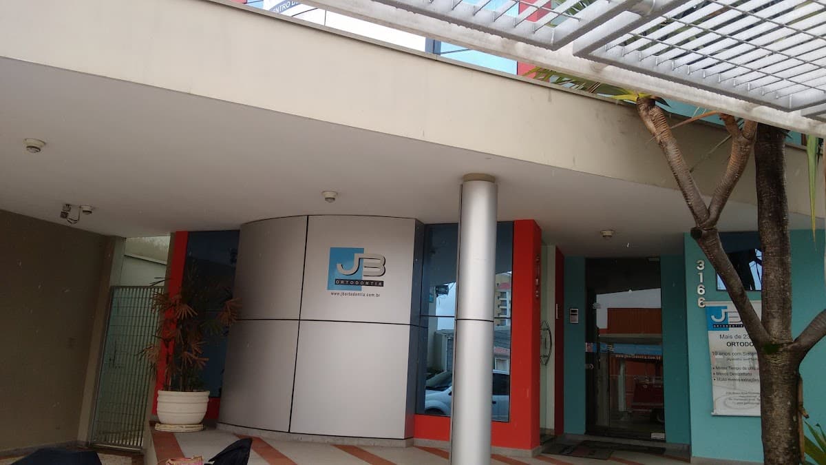 Entrada do prédio com logo visível.